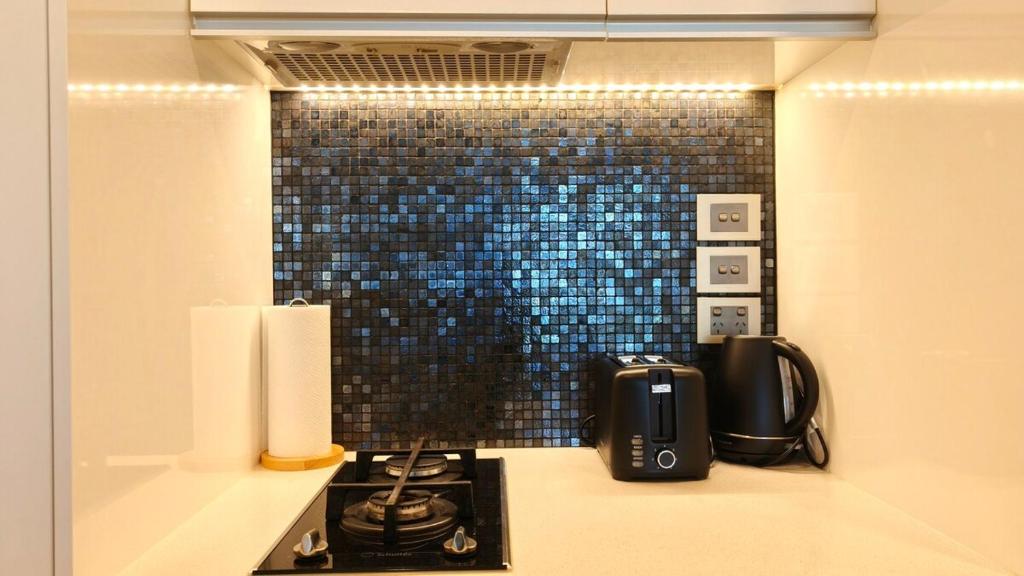Spacious 2-Bedroom, 2-Bathroom Apartment in Epsom - Resim 12