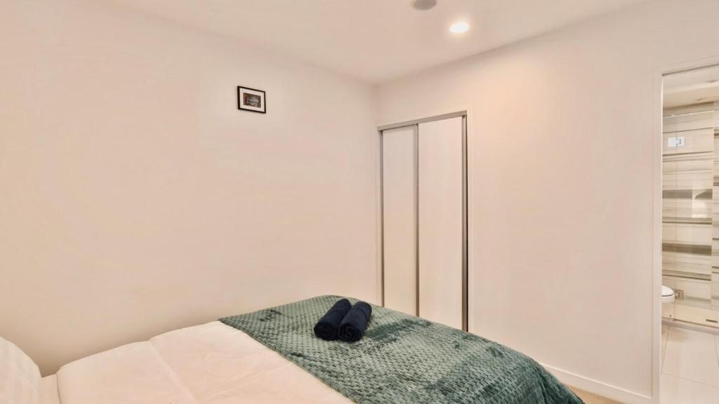 Spacious 2-Bedroom, 2-Bathroom Apartment in Epsom - Resim 13