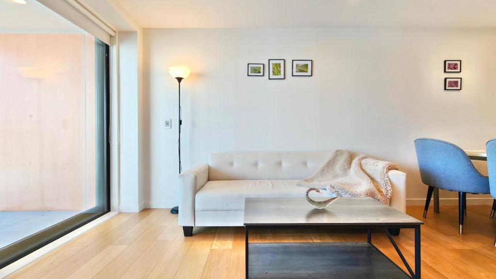 Spacious 2-Bedroom, 2-Bathroom Apartment in Epsom - Resim 16