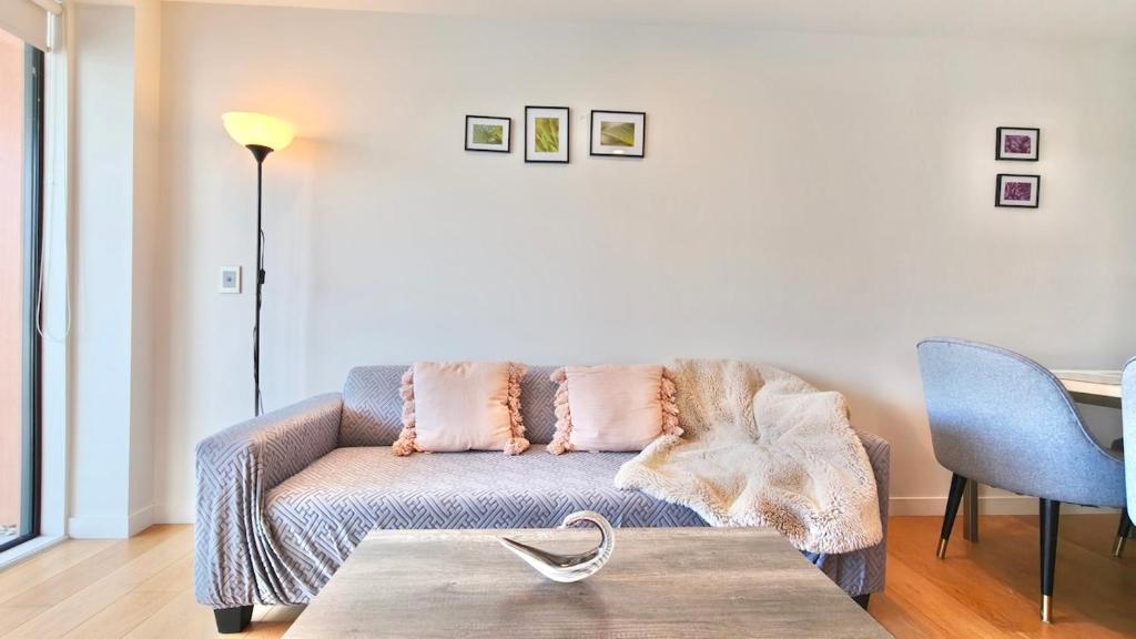 Spacious 2-Bedroom, 2-Bathroom Apartment in Epsom - Resim 17