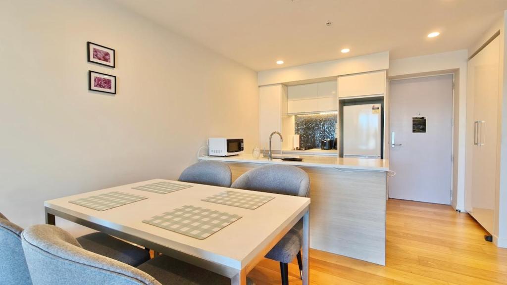 Spacious 2-Bedroom, 2-Bathroom Apartment in Epsom - Resim 19