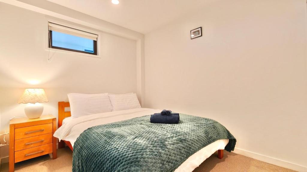 Spacious 2-Bedroom, 2-Bathroom Apartment in Epsom - Resim 20