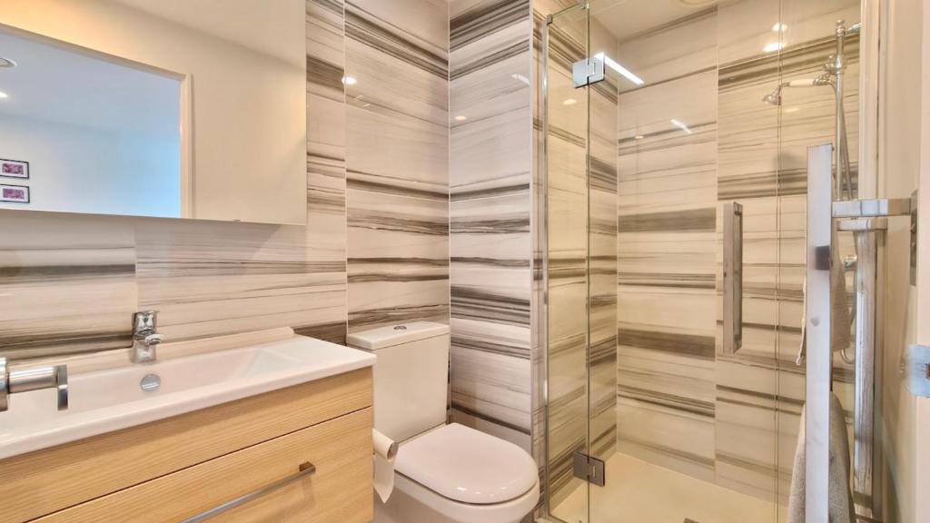 Spacious 2-Bedroom, 2-Bathroom Apartment in Epsom - Resim 26