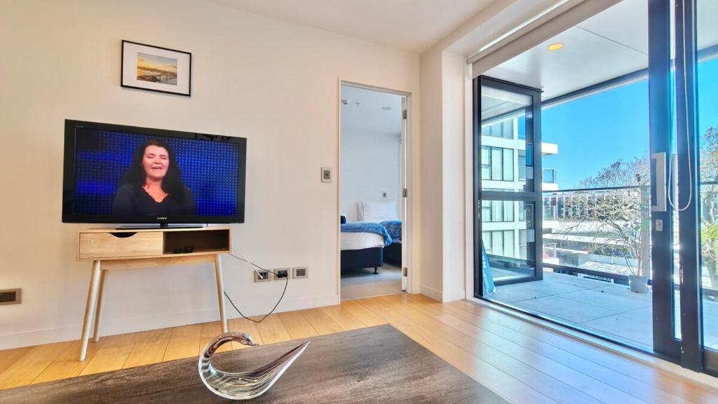 Spacious 2-Bedroom, 2-Bathroom Apartment in Epsom - Resim 28