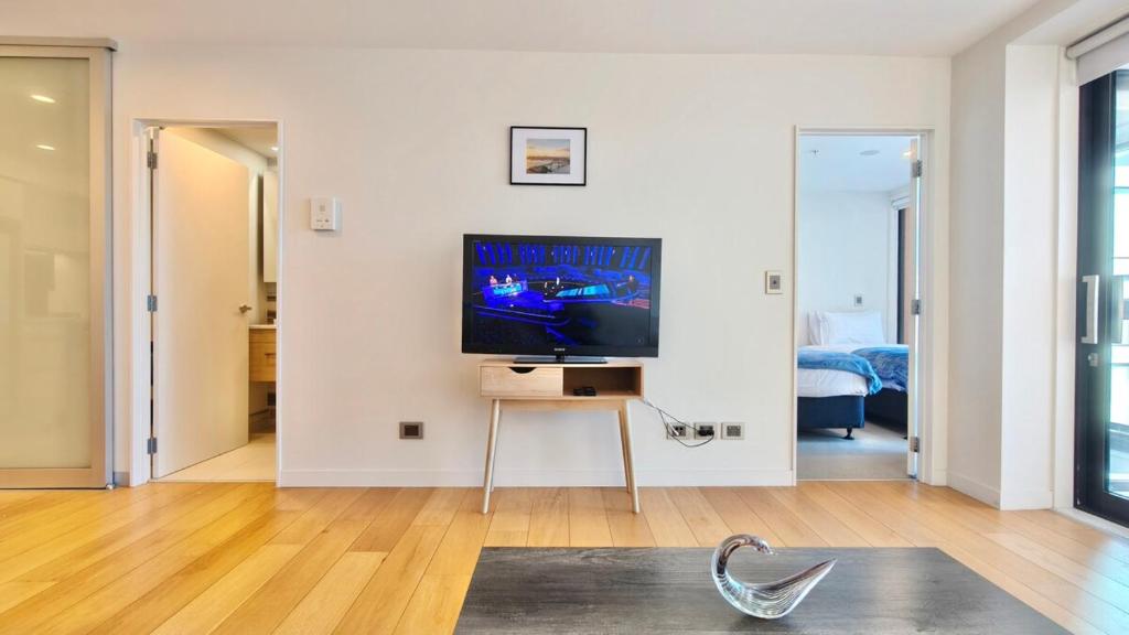 Spacious 2-Bedroom, 2-Bathroom Apartment in Epsom - Resim 29