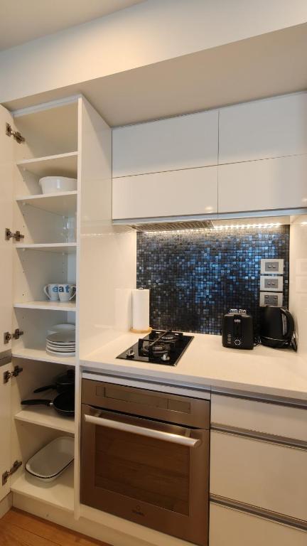 Spacious 2-Bedroom, 2-Bathroom Apartment in Epsom - Resim 31