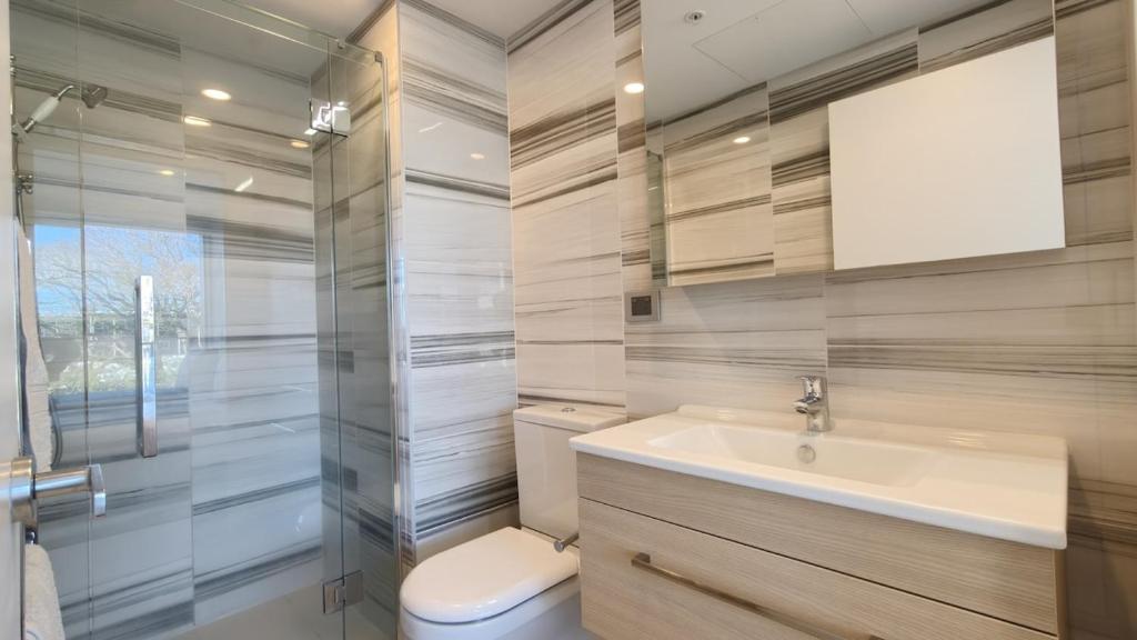 Spacious 2-Bedroom, 2-Bathroom Apartment in Epsom - Resim 32