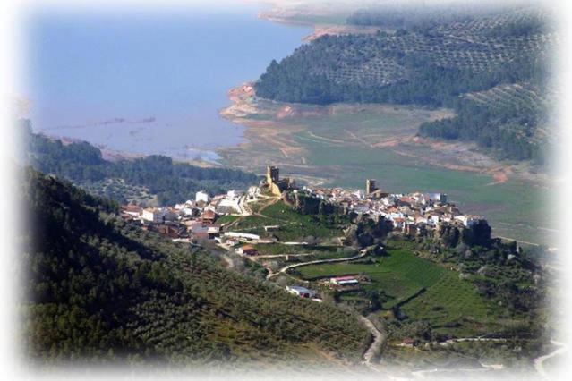 una piccola città in cima a una collina di Un balcón al Guadalquivir a Hornos