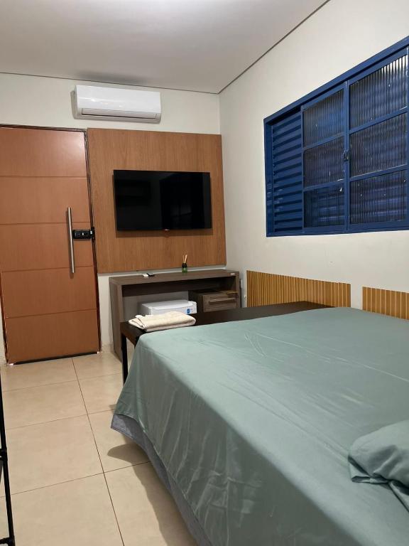 Μια τηλεόραση ή/και κέντρο ψυχαγωγίας στο Suite aconchegante em casa histórica
