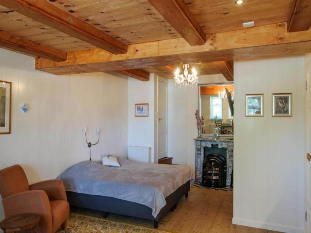 Un pat sau paturi într-o cameră la Authentic apartment near Schagen