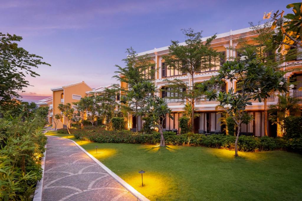 Un edificio con césped delante. en Moire Hoi An, Vignette Collection by IHG, en Hoi An