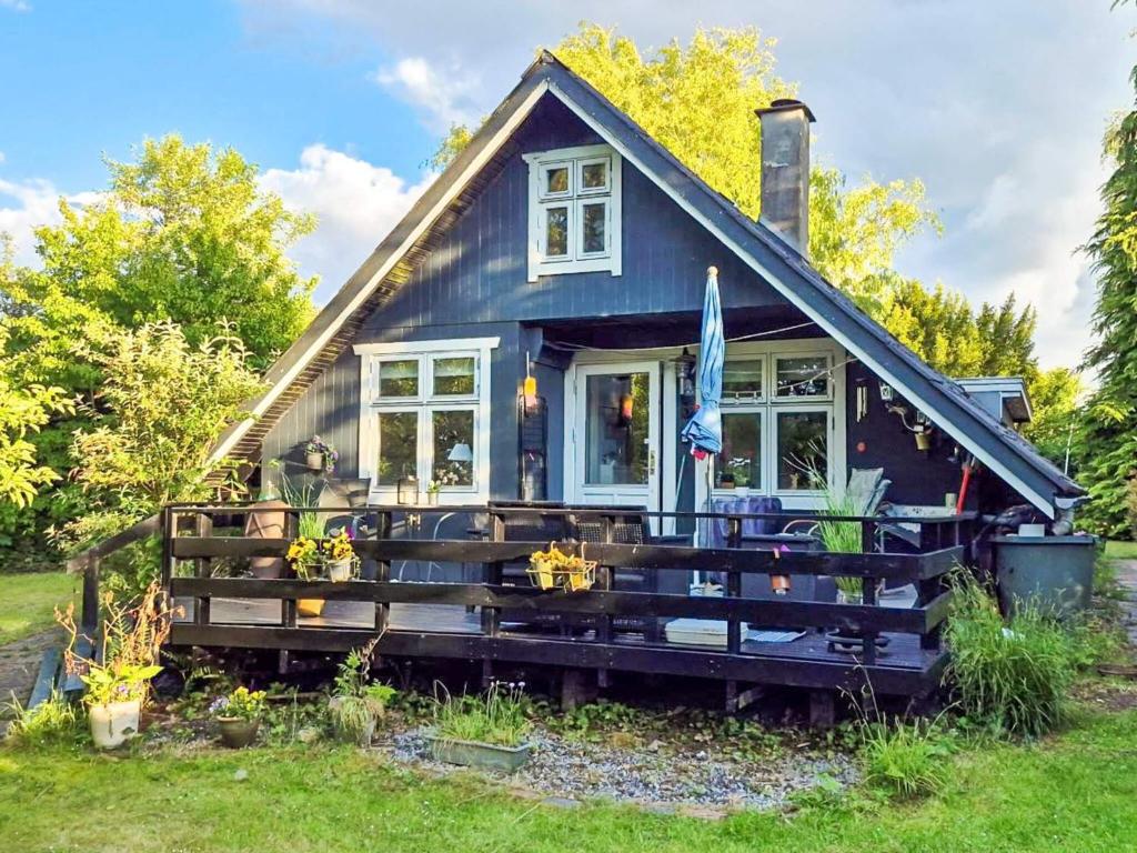 オルダーにある4 person holiday home in Odderの小さな青い家
