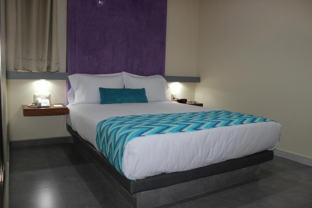 Postel nebo postele na pokoji v ubytování Orizaba Inn