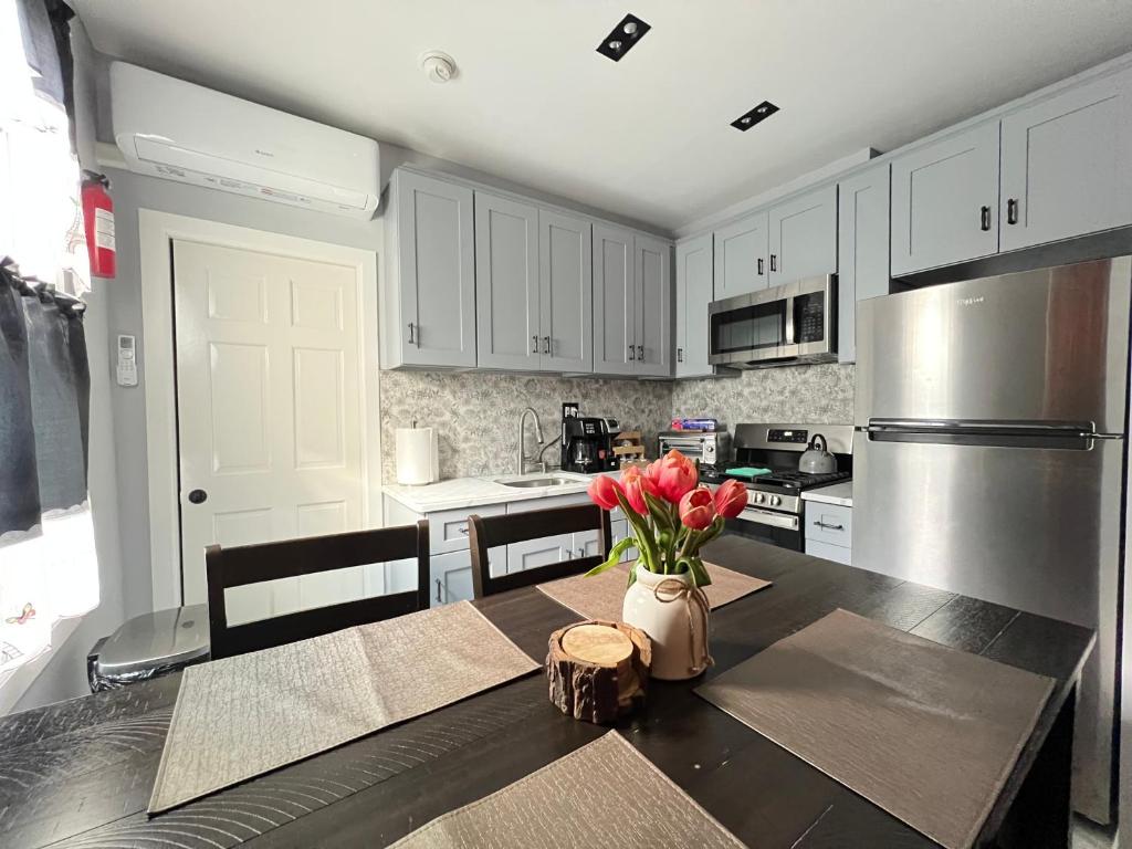 3 bedrooms in 2nd floor Modern Brooklyn home, Close to J train photo