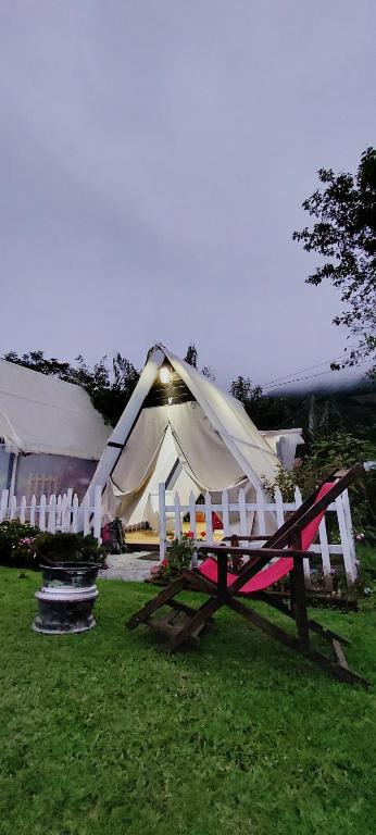 Taman di luar Masia Dalí