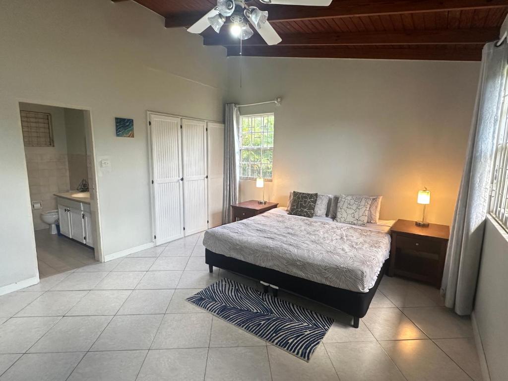 Ένα ή περισσότερα κρεβάτια σε δωμάτιο στο Embassy Villa