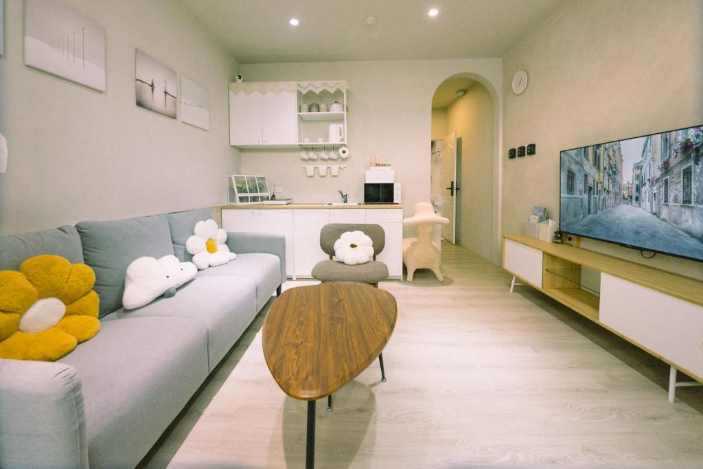 a living room with a couch with stuffed animals on it at 住安平4-7人包棟民宿 in Tainan