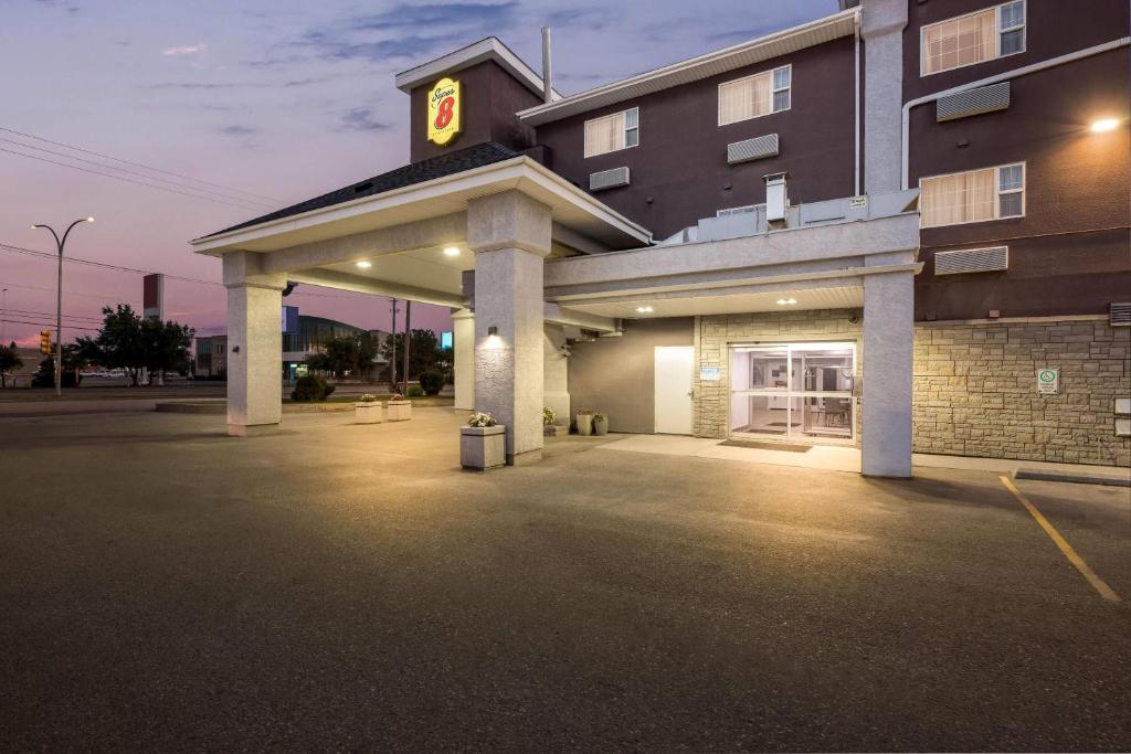 Super 8 by Wyndham Saskatoon Near Saskatoon Airport - Resim 9