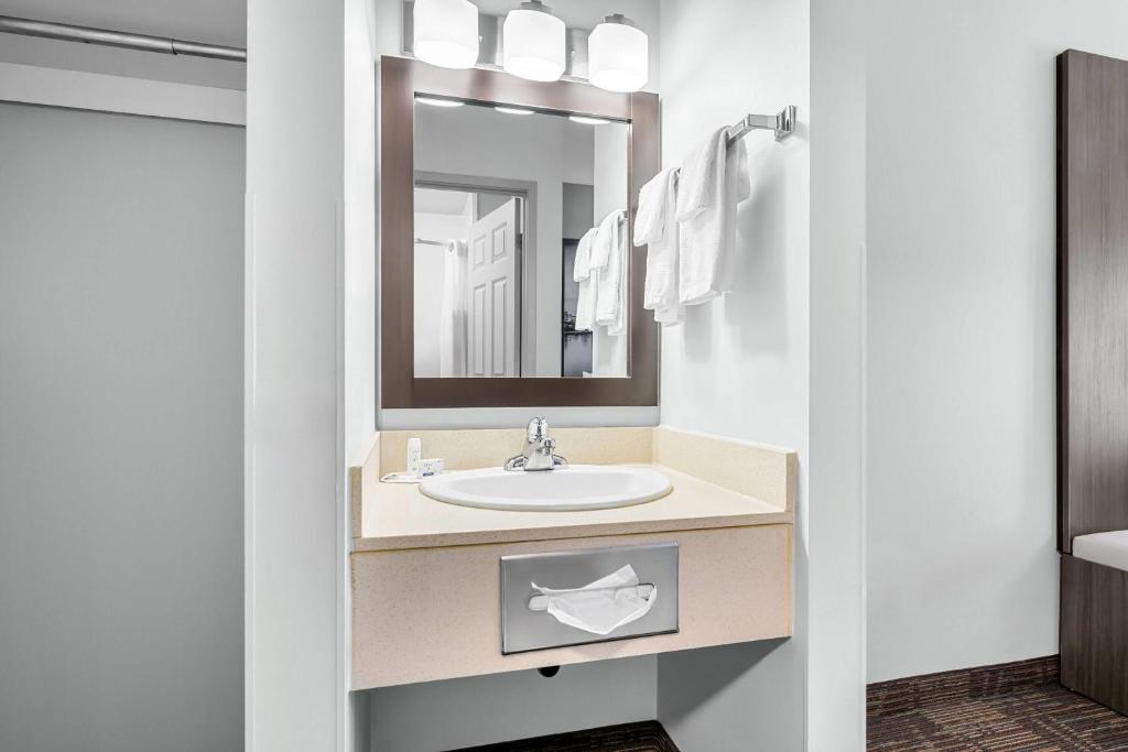 
Deluxe Queen Room with Two Queen Beds - Non-Smoking
