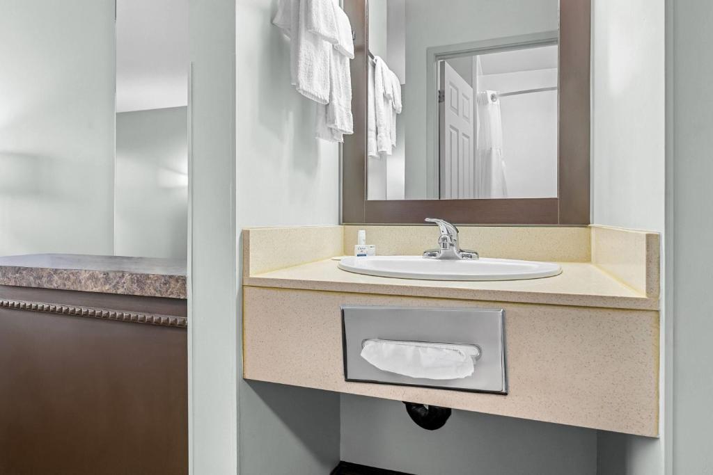 Super 8 by Wyndham Saskatoon Near Saskatoon Airport - Resim 19