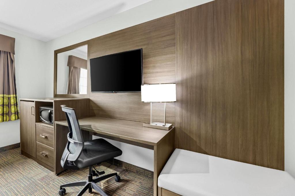 Super 8 by Wyndham Saskatoon Near Saskatoon Airport - Resim 22