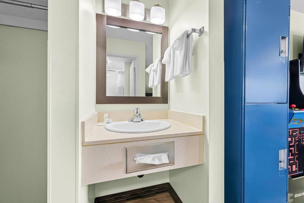 Super 8 by Wyndham Saskatoon Near Saskatoon Airport - Resim 3