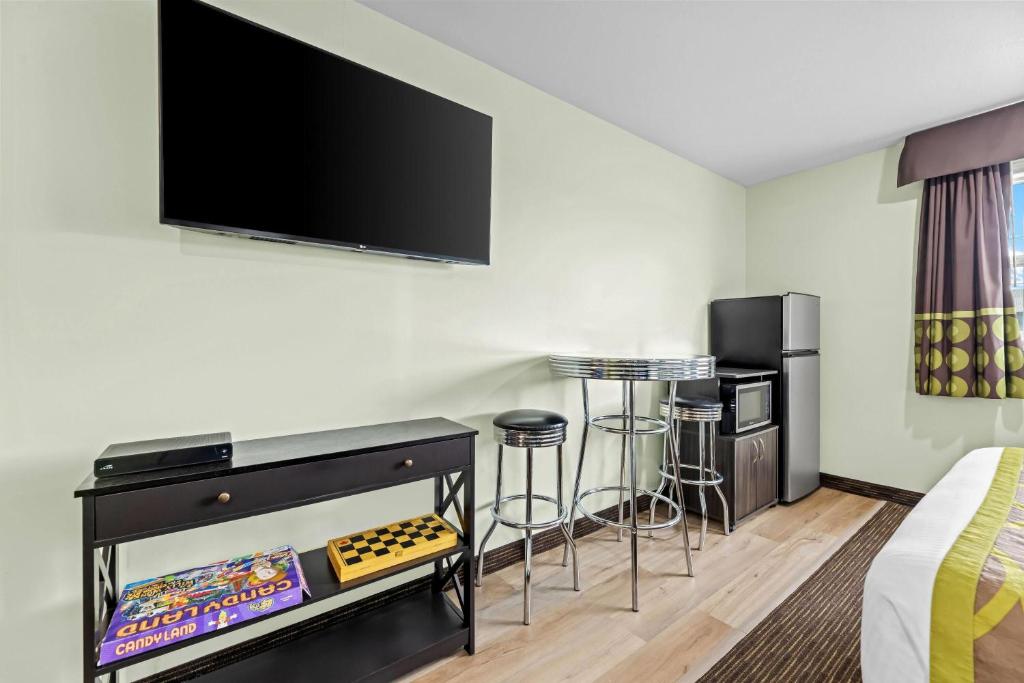 Super 8 by Wyndham Saskatoon Near Saskatoon Airport - Resim 39