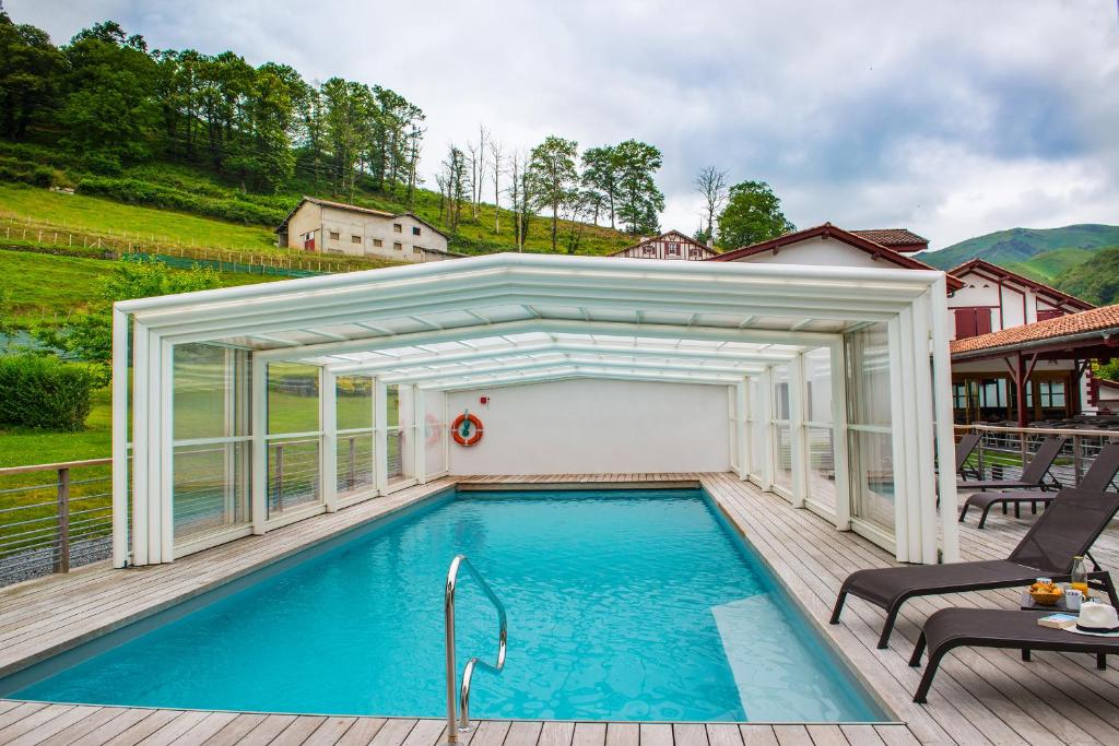 Bazén v ubytování Logis Hôtel Andreinia & Cabanes nebo v jeho okolí