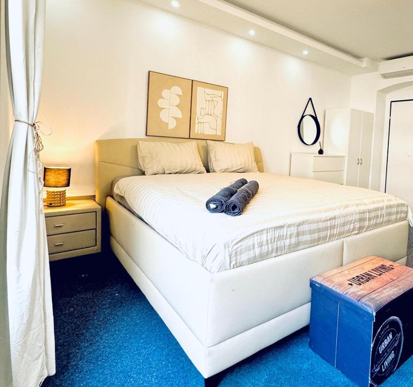 Postel nebo postele na pokoji v ubytování Spacious 7BR shared Apartment ,Prime Location