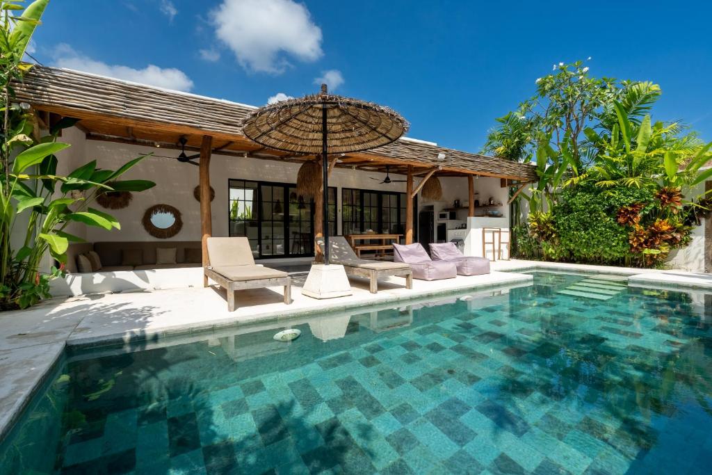 Πισίνα στο ή κοντά στο Villa Ruta I - Sumptuous 2BR luxury villa next to Luna BC and Nyanyi beach