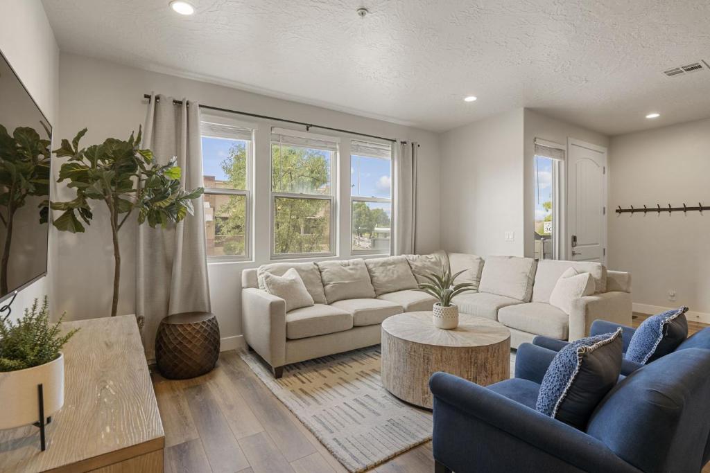 un salon avec un canapé et une table dans l'établissement Relax In Style townhouse, à Harrisburg Junction