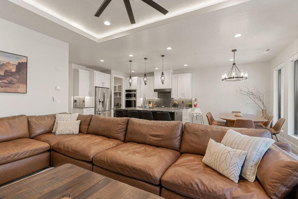 ein Wohnzimmer mit einem braunen Sofa und einer Küche in der Unterkunft Sundance Den home in Harrisburg Junction