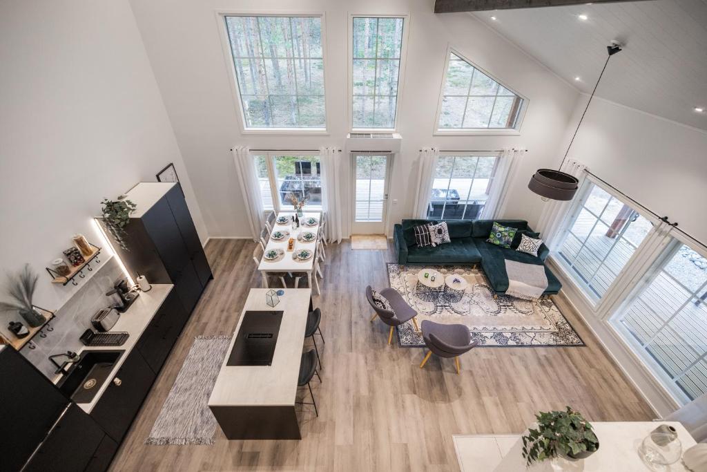 vista sul soffitto di un soggiorno con di Villa Borealis Levi a Levi