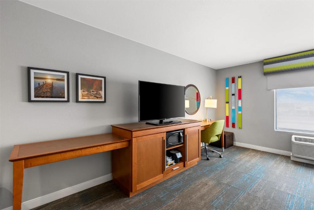 Hampton Inn Fond du Lac - King Room With Sofa Bed - Non-Smoking