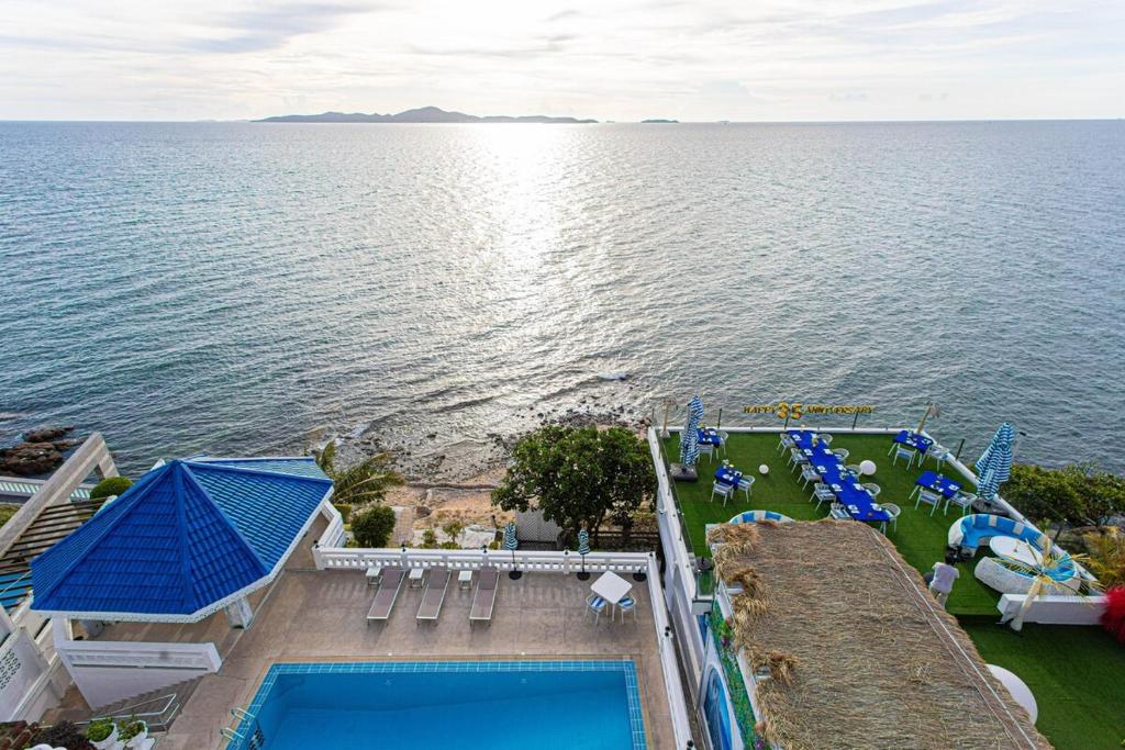 Una vista aérea de un complejo turístico con un parque acuático. en Pattaya Sea View Apartment, en Pattaya South