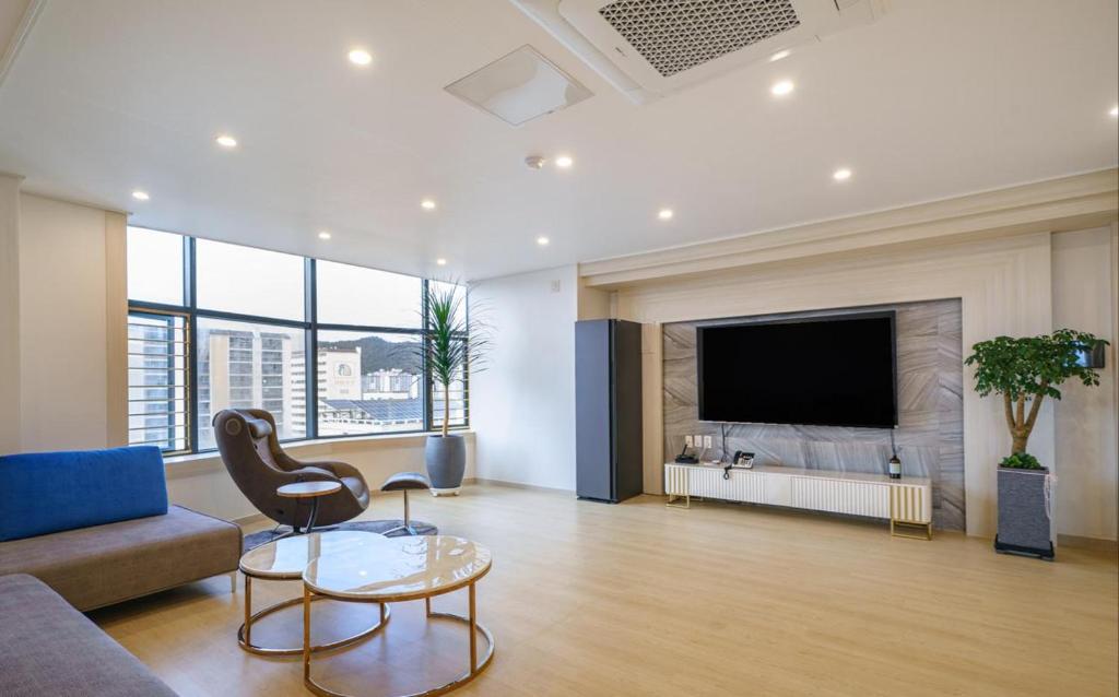 Un televizor și/sau centru de divertisment la Mokpo Ayana Hotel & Poolvilla