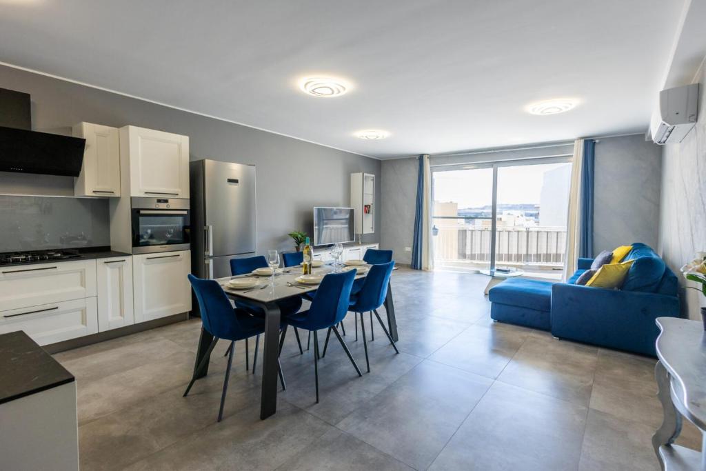 Kuchyň nebo kuchyňský kout v ubytování Beautifully Furnished 3 Bedroom Home in Qawra