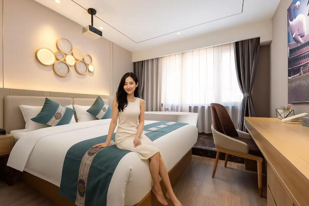 East Sacred Hotel--Very near Beijing Tiananmen Square ,the Forbidden City,The temple of heaven ,3 minutes' walk to Wangfujing subway ,Located in the center of Beijing, many shopping malls around,Newly renovated hotel-Able to receive foreign guests - 