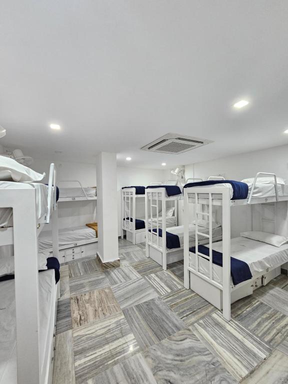 Postel nebo postele na pokoji v ubytování Lowfare Dormitory