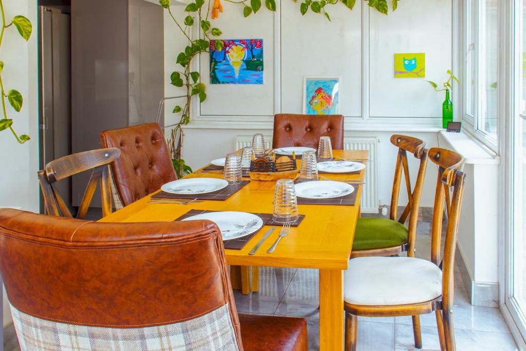 a wooden table with chairs and a dining room at Stunning Family Home nr London Harry Potter Tour Pass The Keys in Borehamwood