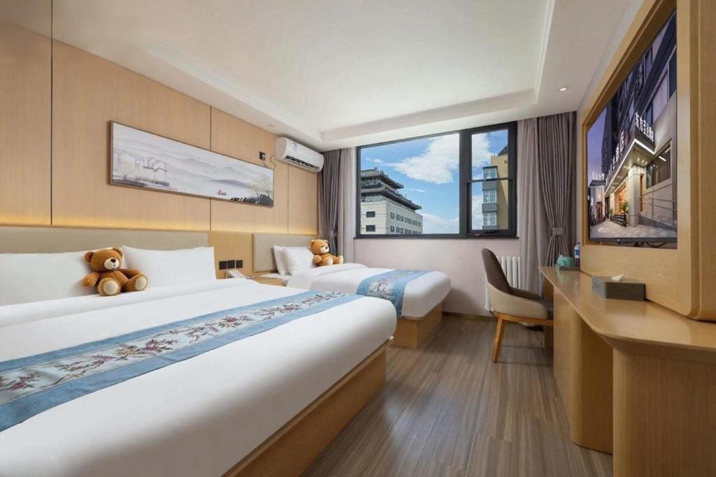 East Sacred Hotel--Very near Beijing Tiananmen Square ,the Forbidden City,The temple of heaven ,3 minutes' walk to Wangfujing subway ,Located in the center of Beijing, many shopping malls around,Newly renovated hotel-Able to receive foreign guests - 