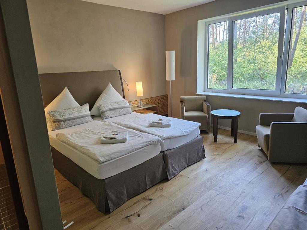 une chambre d'hôtel avec un lit et une fenêtre dans l'établissement Schulungszentrum Töplitz, à Leest