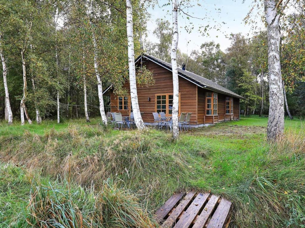 a log cabin in the middle of a forest at 8 person holiday home in Læsø in Læsø