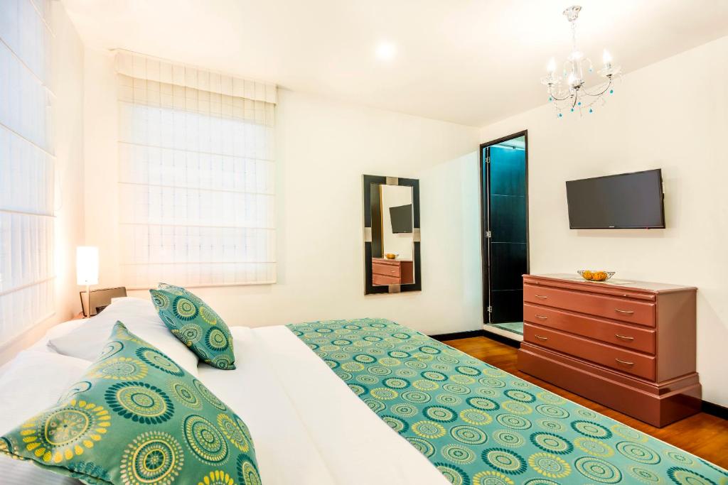 Postel nebo postele na pokoji v ubytování Matisse Hotel