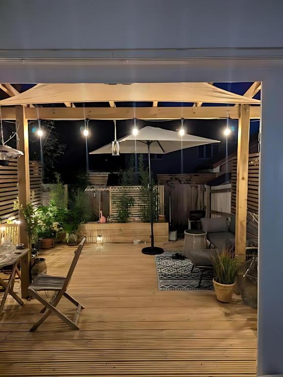 Αίθριο ή υπαίθριος χώρος στο Family and pet friendly relaxed home