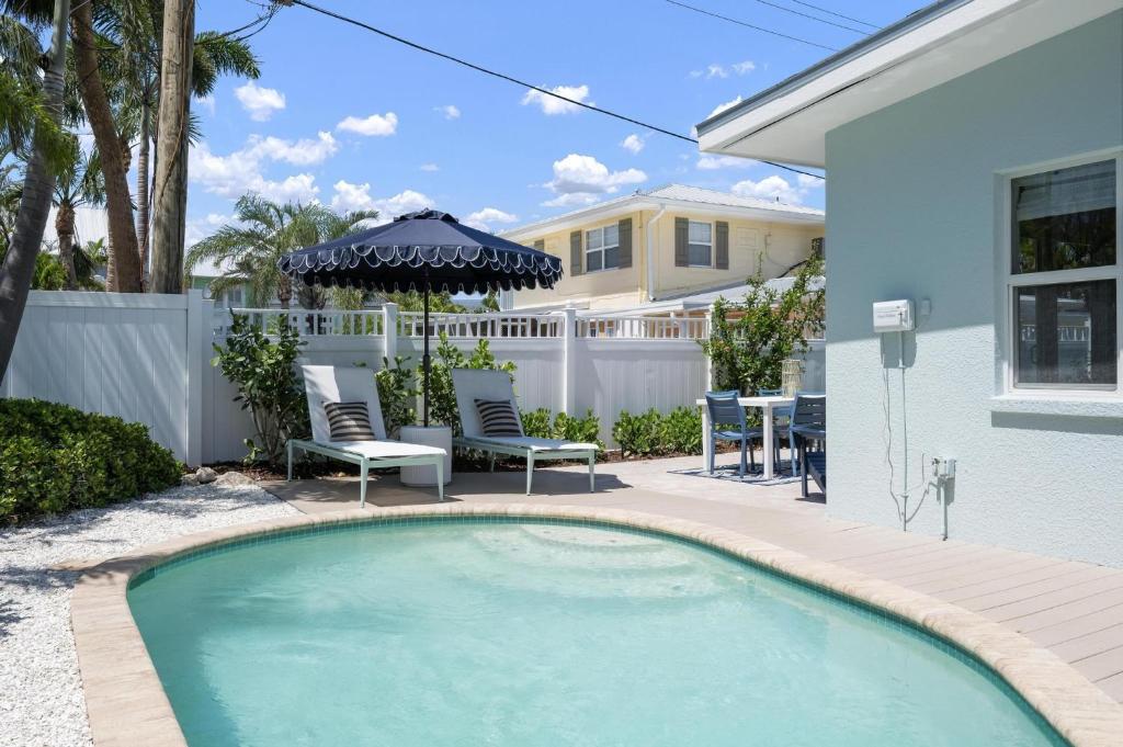 Bazén v ubytování Latitude Adjustment AMI home nebo v jeho okolí