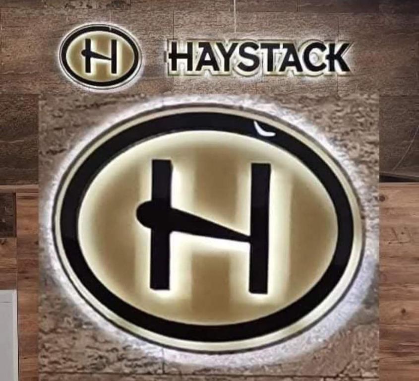 Un cartel de un concesionario Hyundai con el logotipo de Hyundai. en Haystack, en Bakuriani