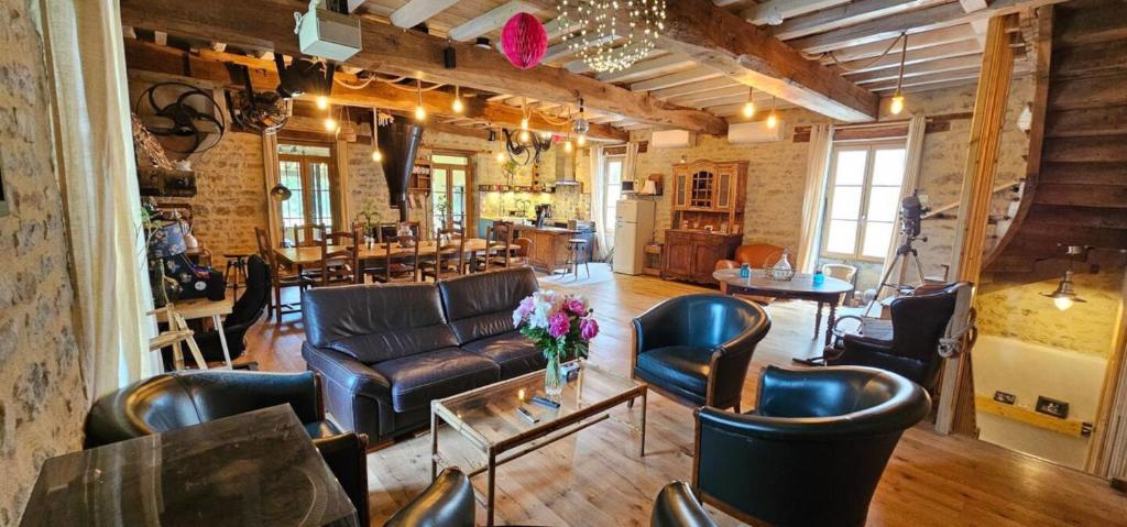 Χώρος καθιστικού στο Moulin Cozanne