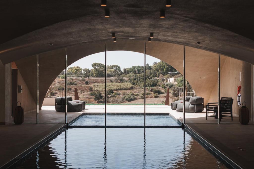 - Vistas a la piscina de una casa en Verdala Wellness Hotel AX Privilege - Adults Only, en Rabat