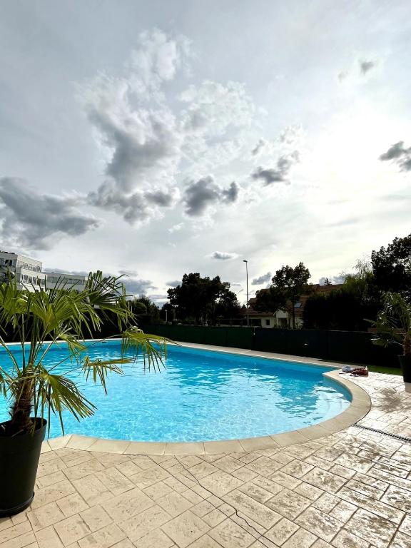 Swimmingpoolen hos eller tæt på Appartement résidence piscine - Dijon quartier Toison d'Or
